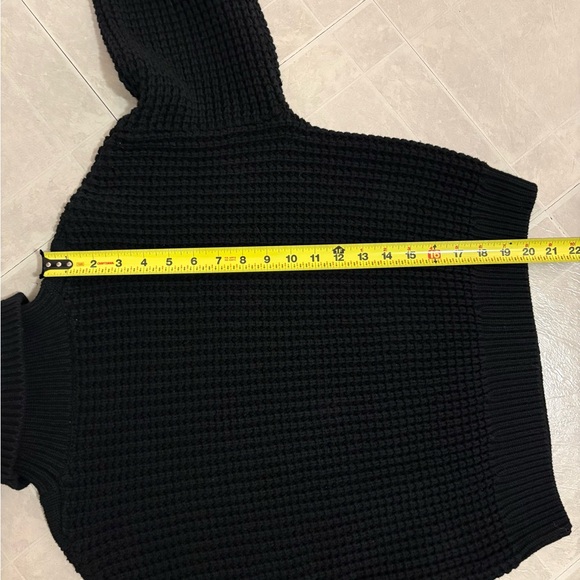 Elegant Black Cable Knit Turtleneck Sweater - Picture 3 of 3